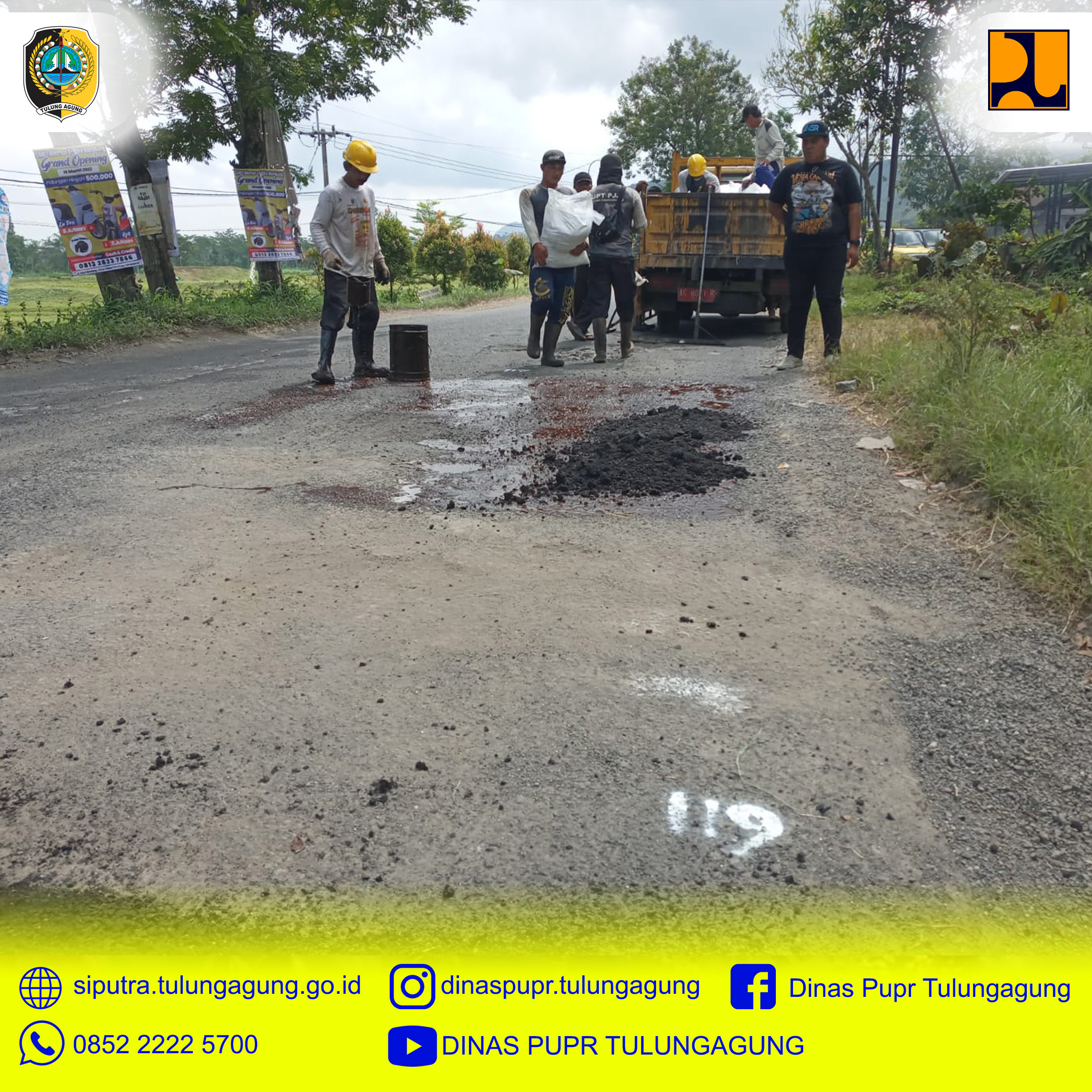 Menambal Jalan berlubang Ds. Gamping