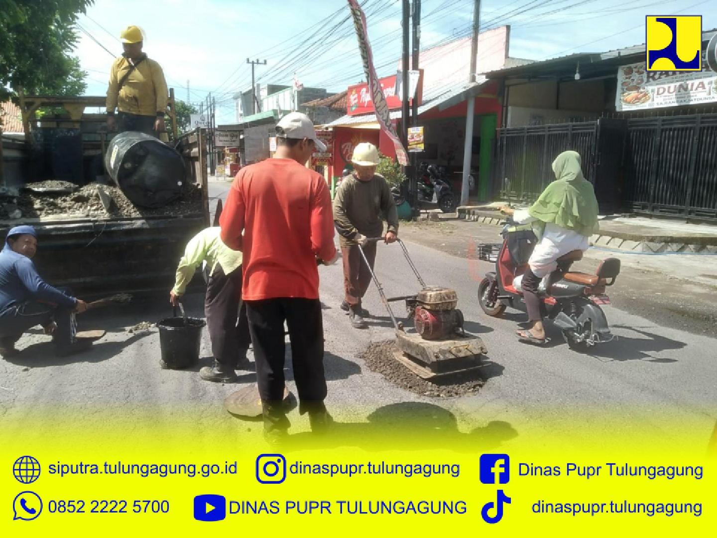 Dinas PUPR melakukan kegiatan rutin pemeliharaan jalan di beberapa wilayah di Kabupaten Tulungagung