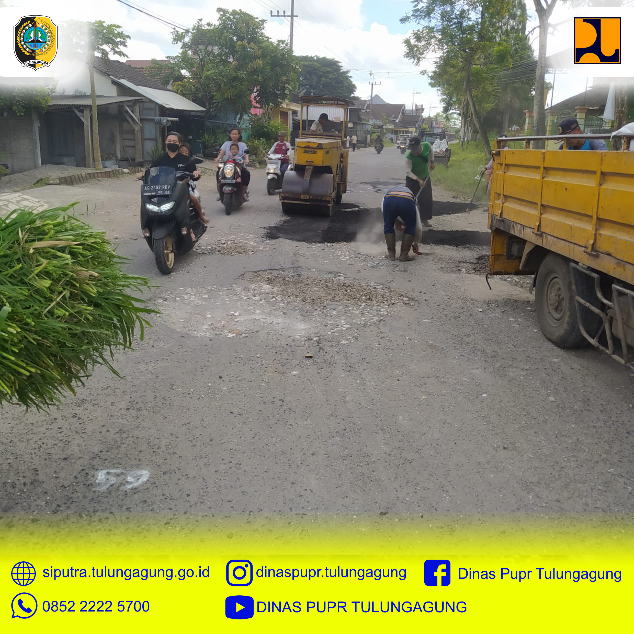 Menambal Jalan Berlubang