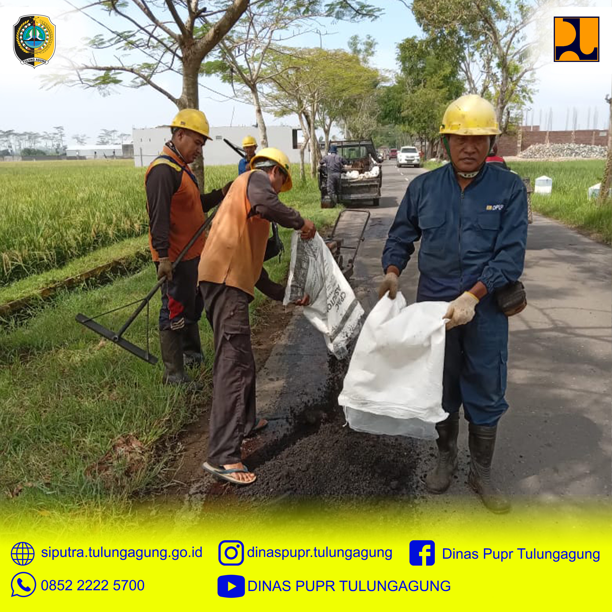 Menambal jalan berlubang depan balai desa macanbang