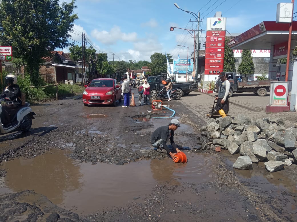 Tambal jalan berlubang pakai batu gebal